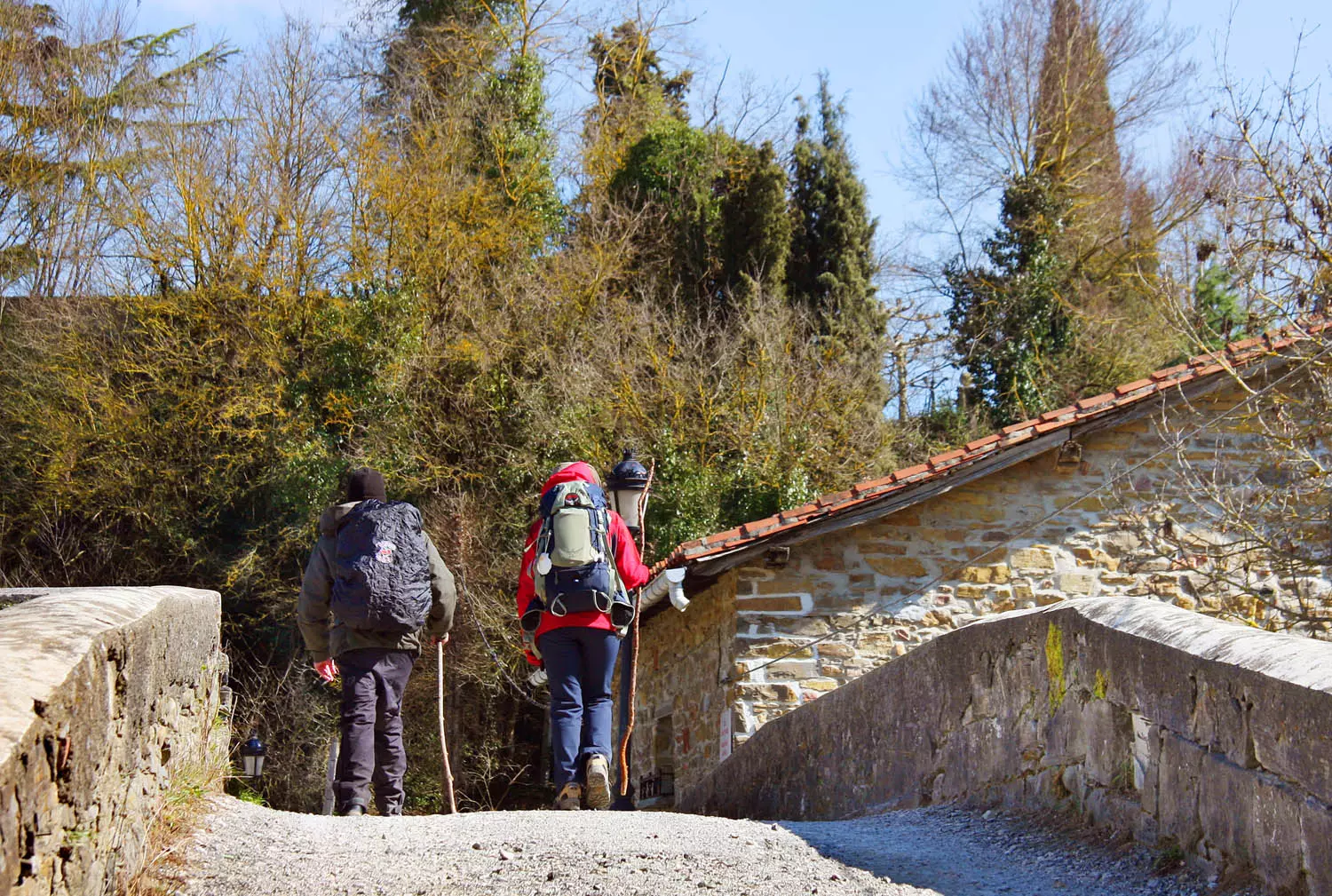 Peregrinos na ponte Zubiri.