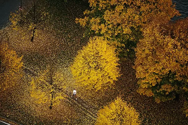 En man joggar längs Charles River