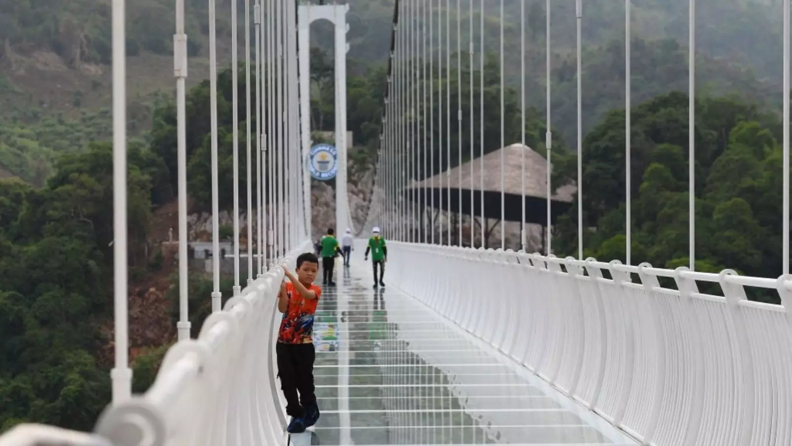 Egy fiú átkel a Bach Long Bridge-en Vietnamban.