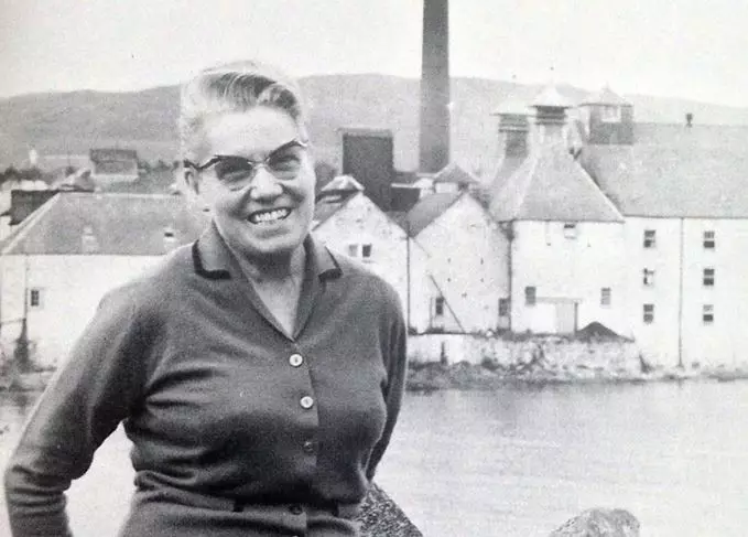 Bessie Williamson taobh amuigh de Dhrioglann Laphroaig Íle.