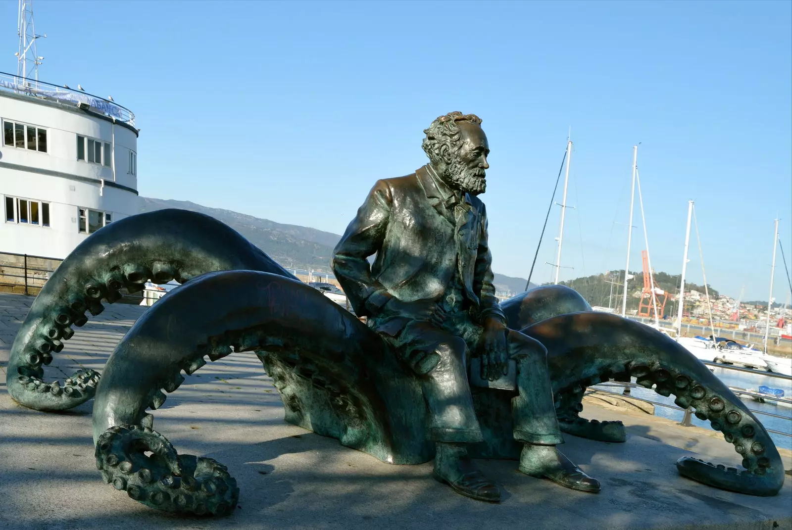 An dealbh de Verne atá i gceannas ar an Muiríne de chathair Vigo