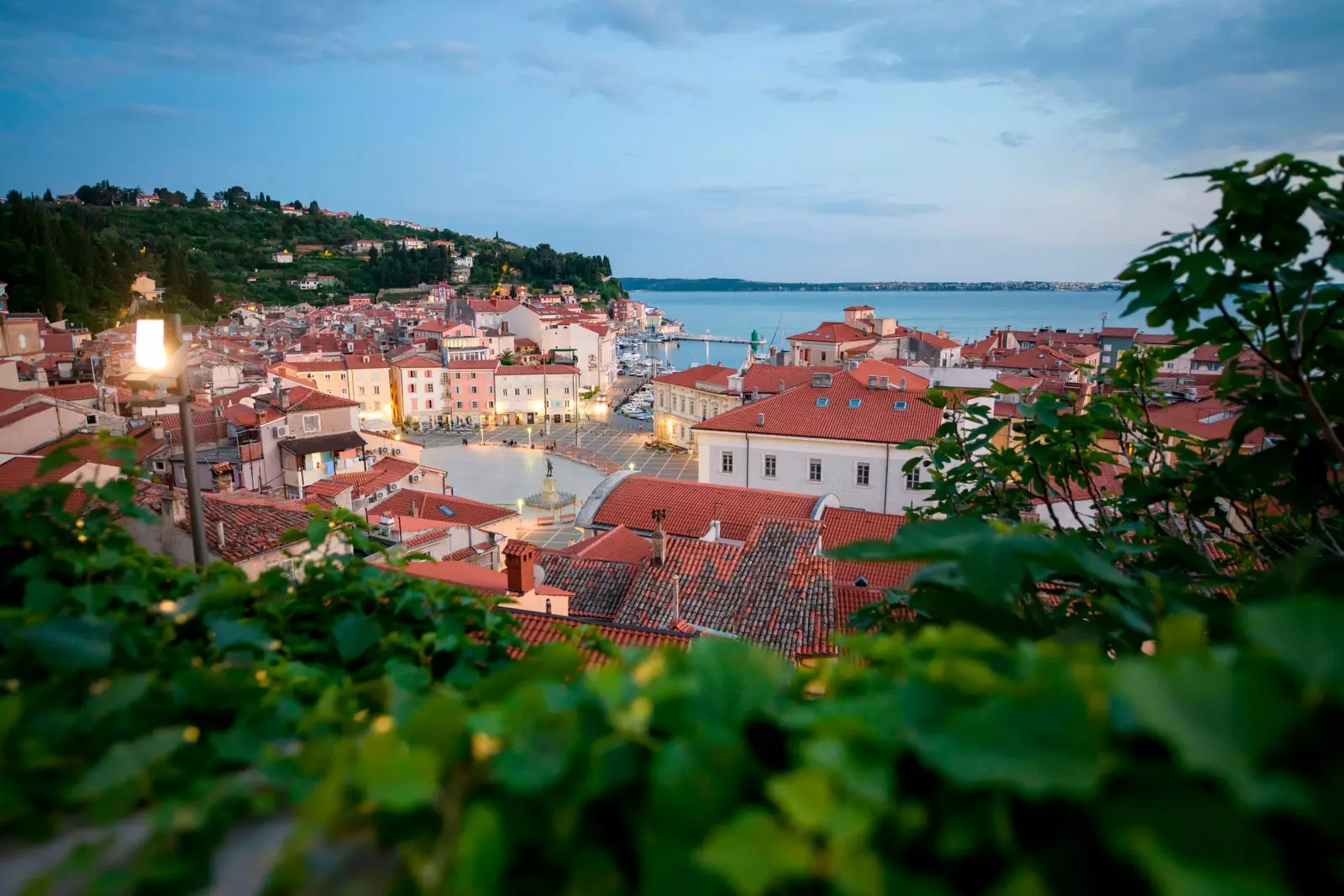 Telhados vermelhos e fachadas brancas da cidade costeira de Piran Eslovênia