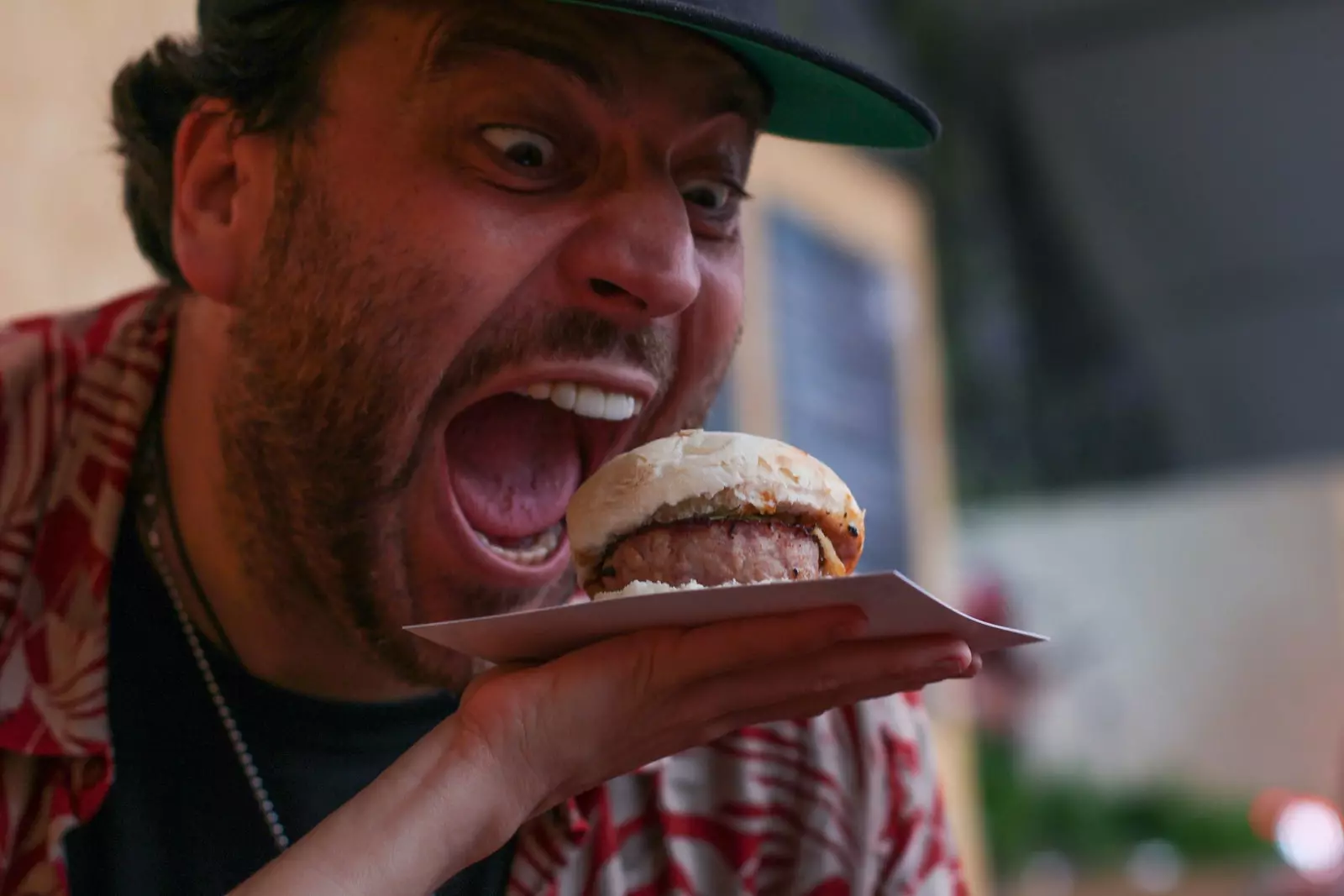 Xanty Elias staat op het punt een hap van een hamburger te nemen.