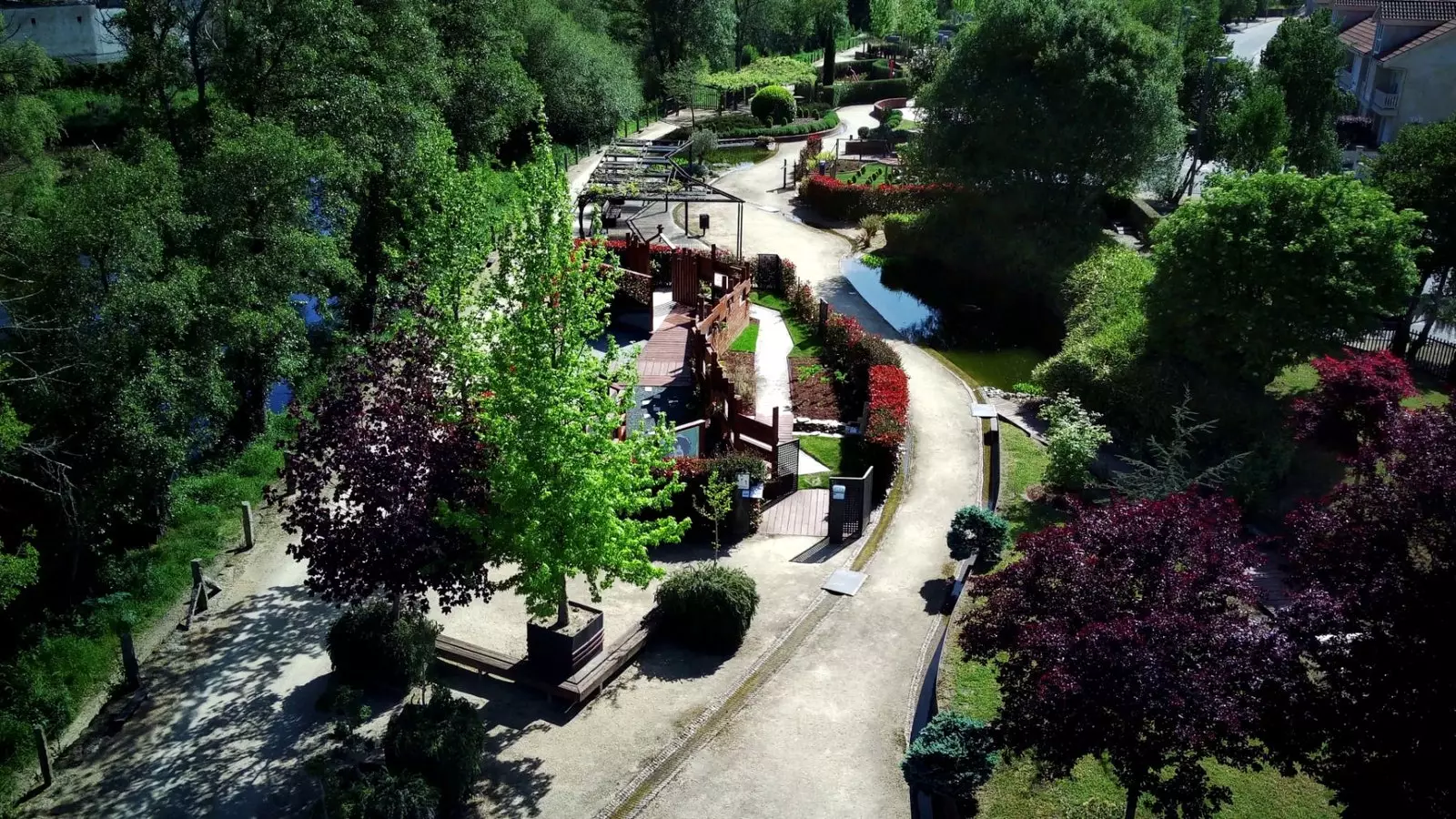 The Allariz International Garden Festival takes place on the banks of the Arnoia River.