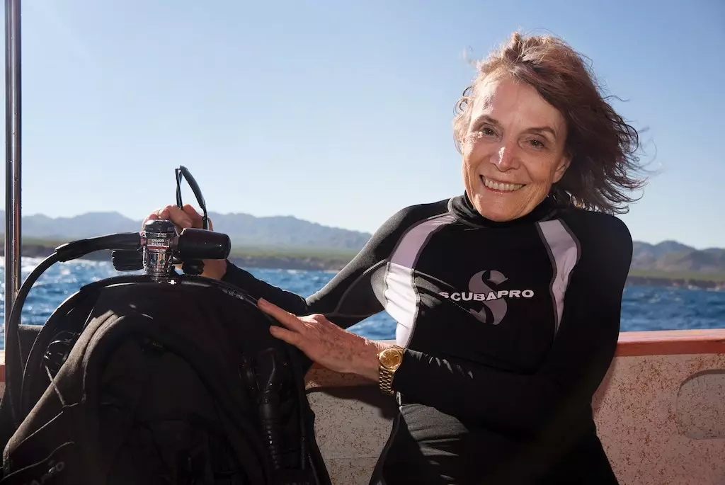 Sylvia Earle búvárruhában a tenger előtt