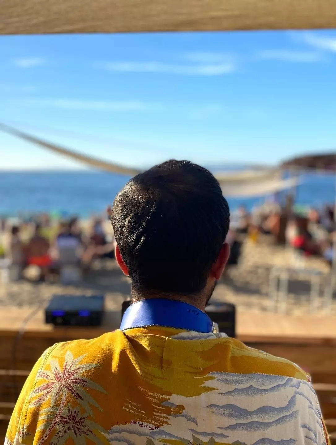 Ζωντανή συνεδρία DJ στο Galifornia Beach Bar.