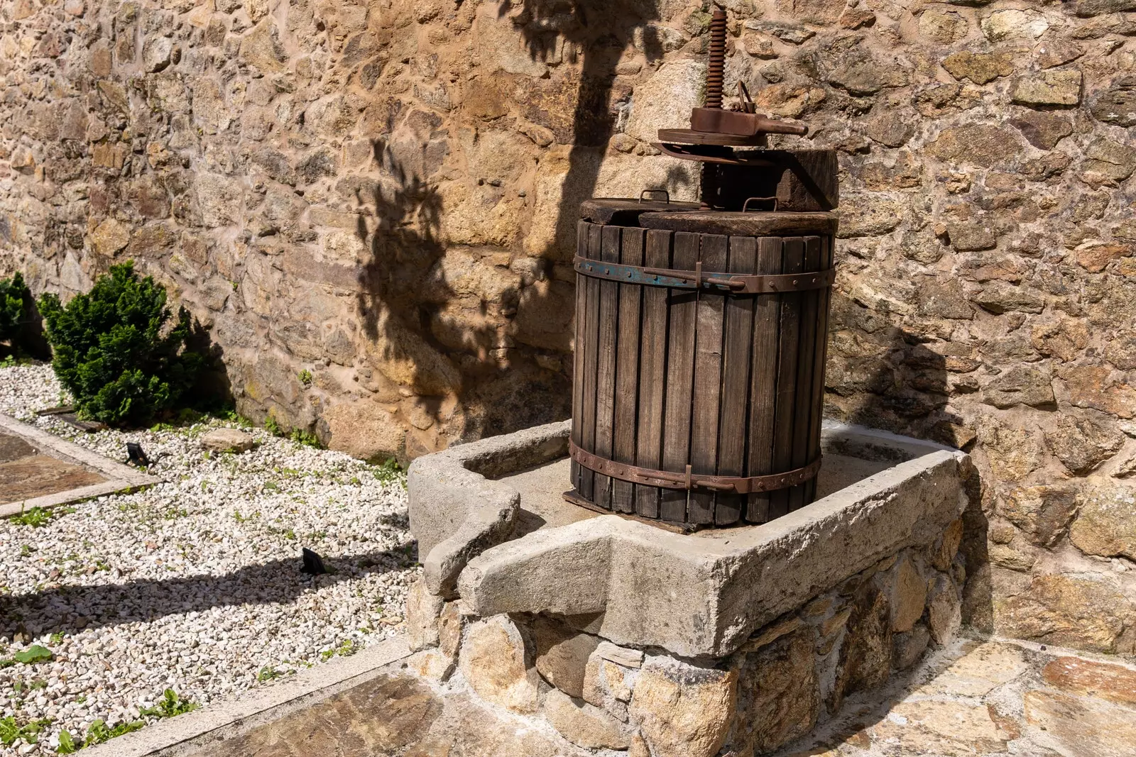 Detail einer Weinkellerei an der Cidre-Route Rías Baixas.