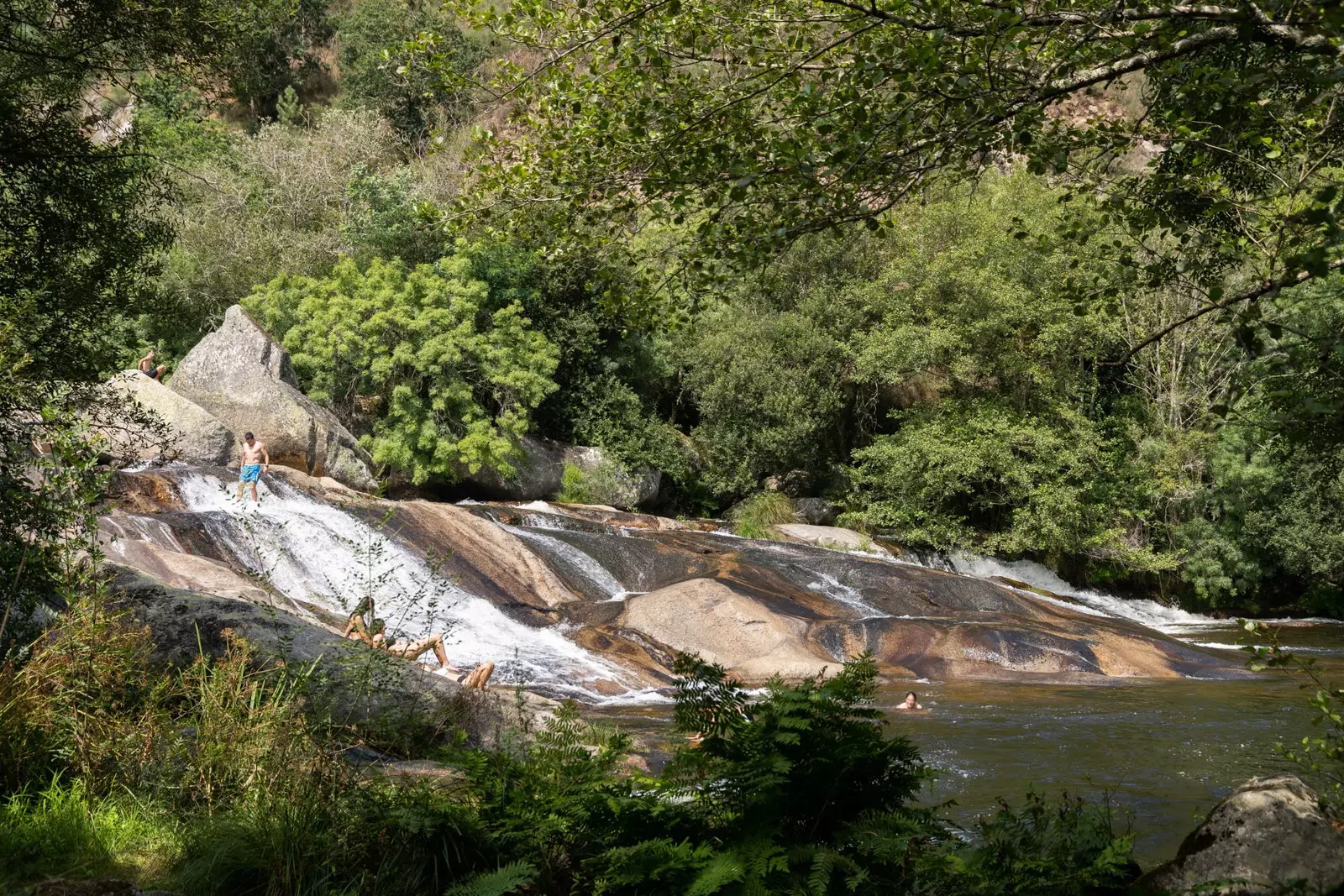 Salah satu air terjun Fervenzas de Segade di sungai Umia.