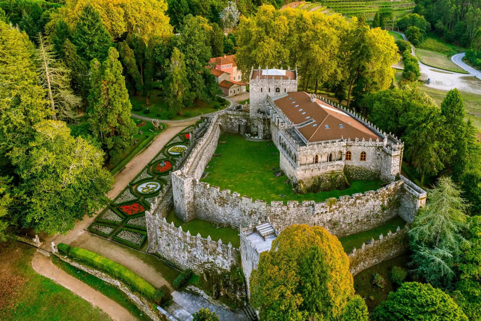 Dvorac Soutomaior iz ptičje perspektive Rías Baixas.