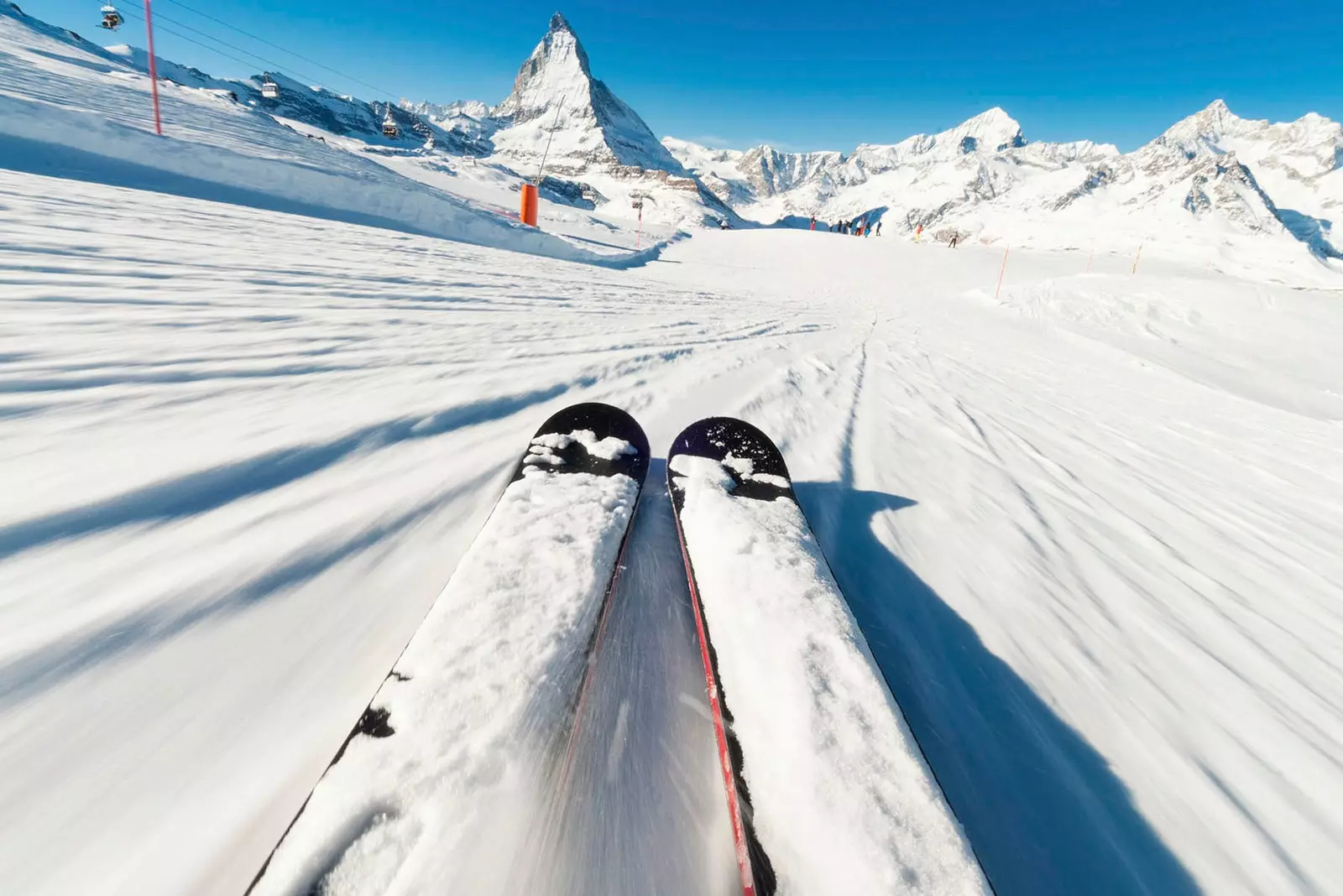 Et par snødekte ski i en skibakke i Alpene