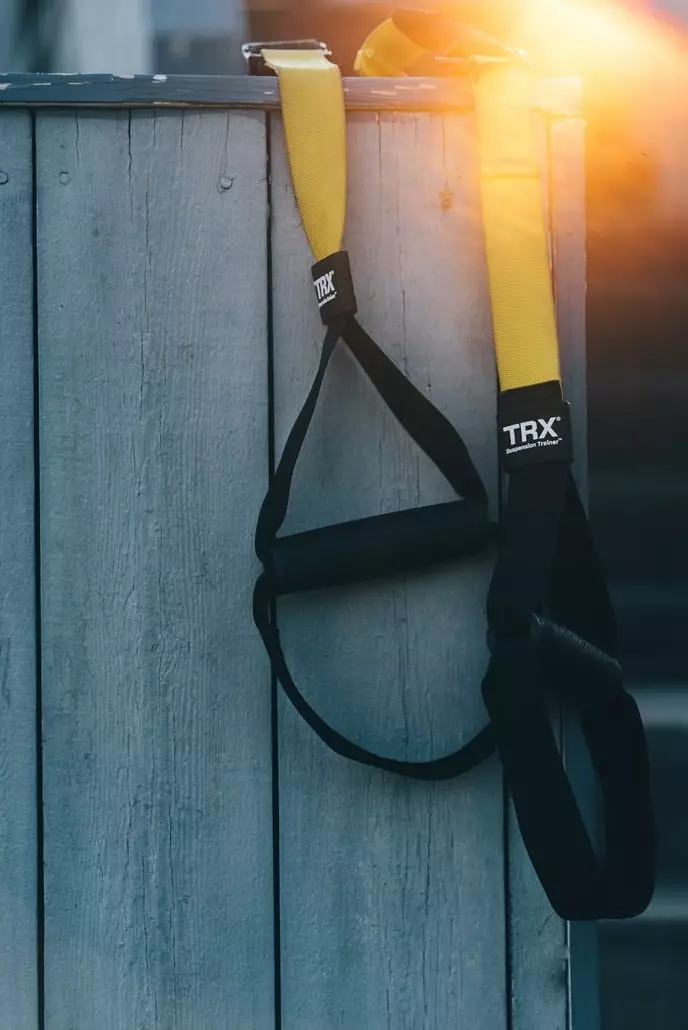 TRX געניטונג סטראַפּס כאַנגגינג אויף אַ פּלויט