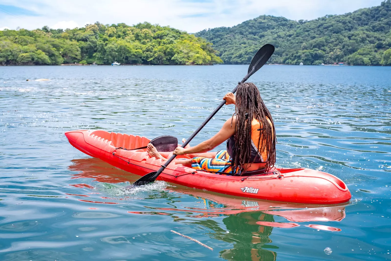 Henkilö kajakissa Isla Chiquita glampingissa Costa Ricassa