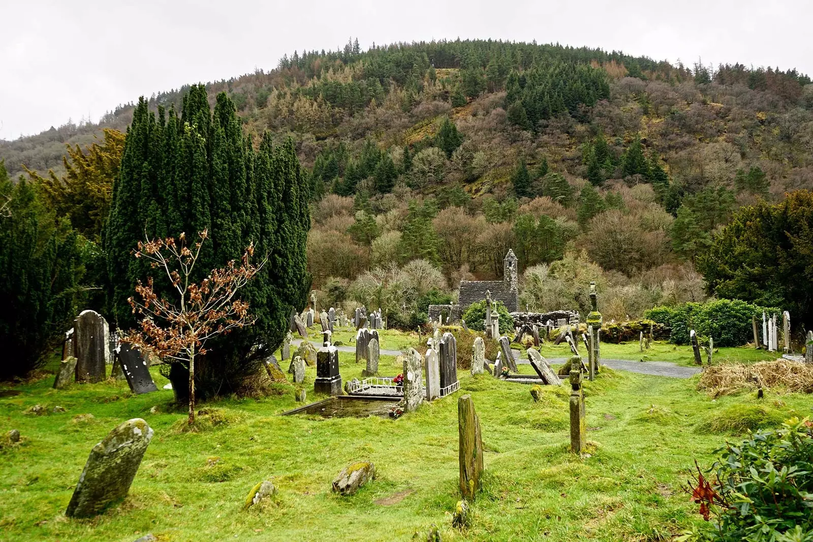 La cuisine de Saint Kevin parmi les pierres tombales et les croix celtiques