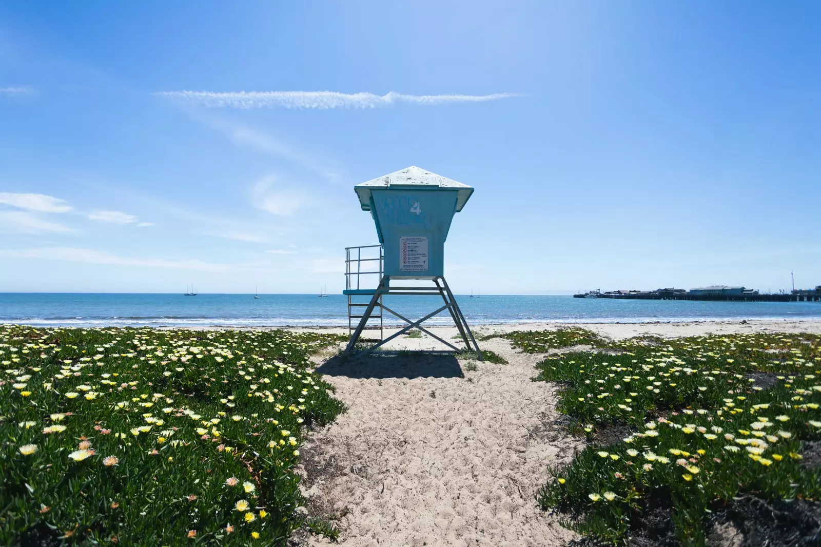 Uitkijkpost op een strand in Santa Barbara, Californië.