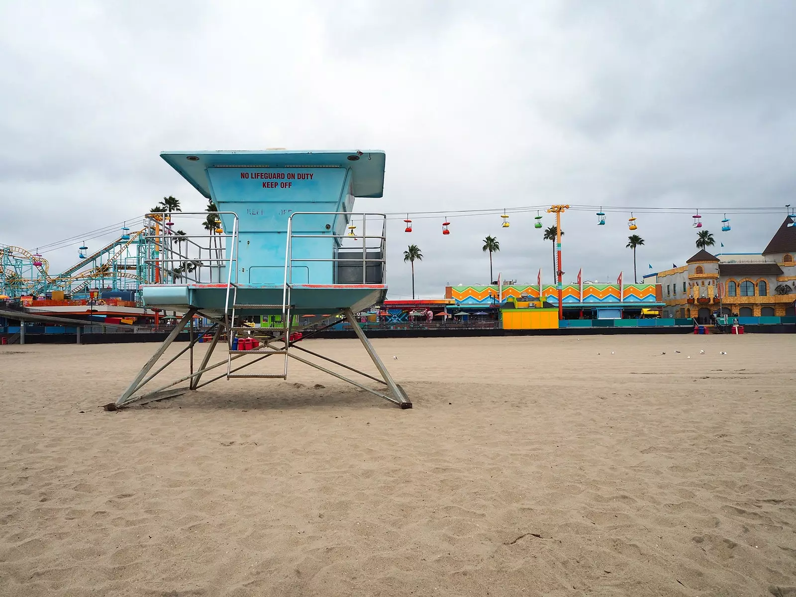 Atrações vintage no calçadão da praia de Santa Cruz, cujo Looff Carousel remonta a 1911.