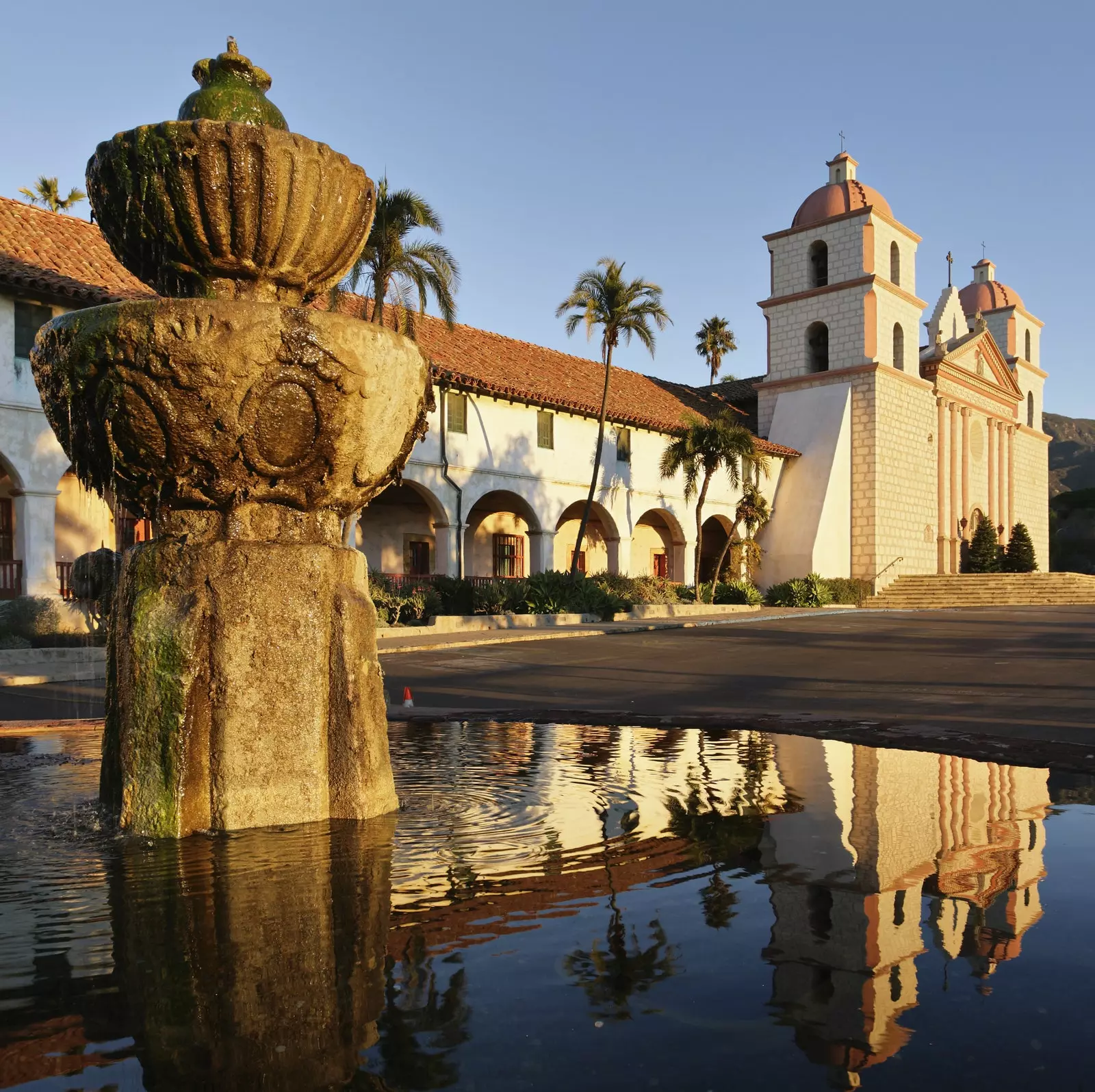 Santa Barbara California Mission är hem för 4 000 indiangravar från Chumash.