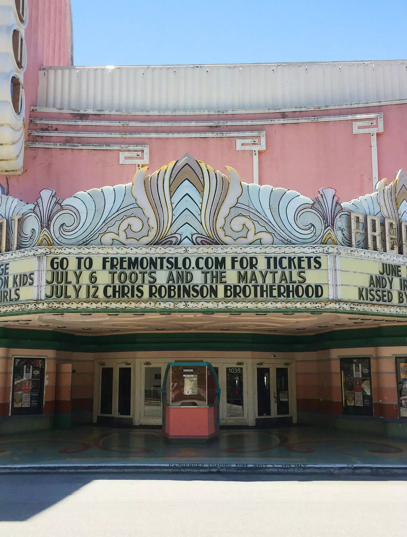 Fasada w stylu art deco Teatru Fremont w San Luis Obispo.