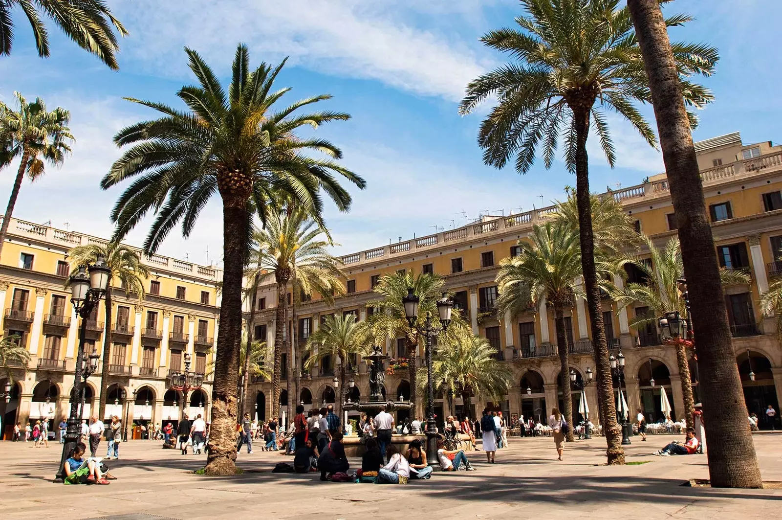 Plaça Reial веднаш до Ла Рамбла