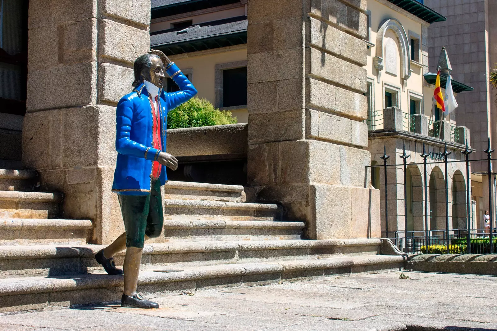 Patung Antonio Raimundo Ibanez Marques de Sargadelos di Balai Kota Ribadeo.