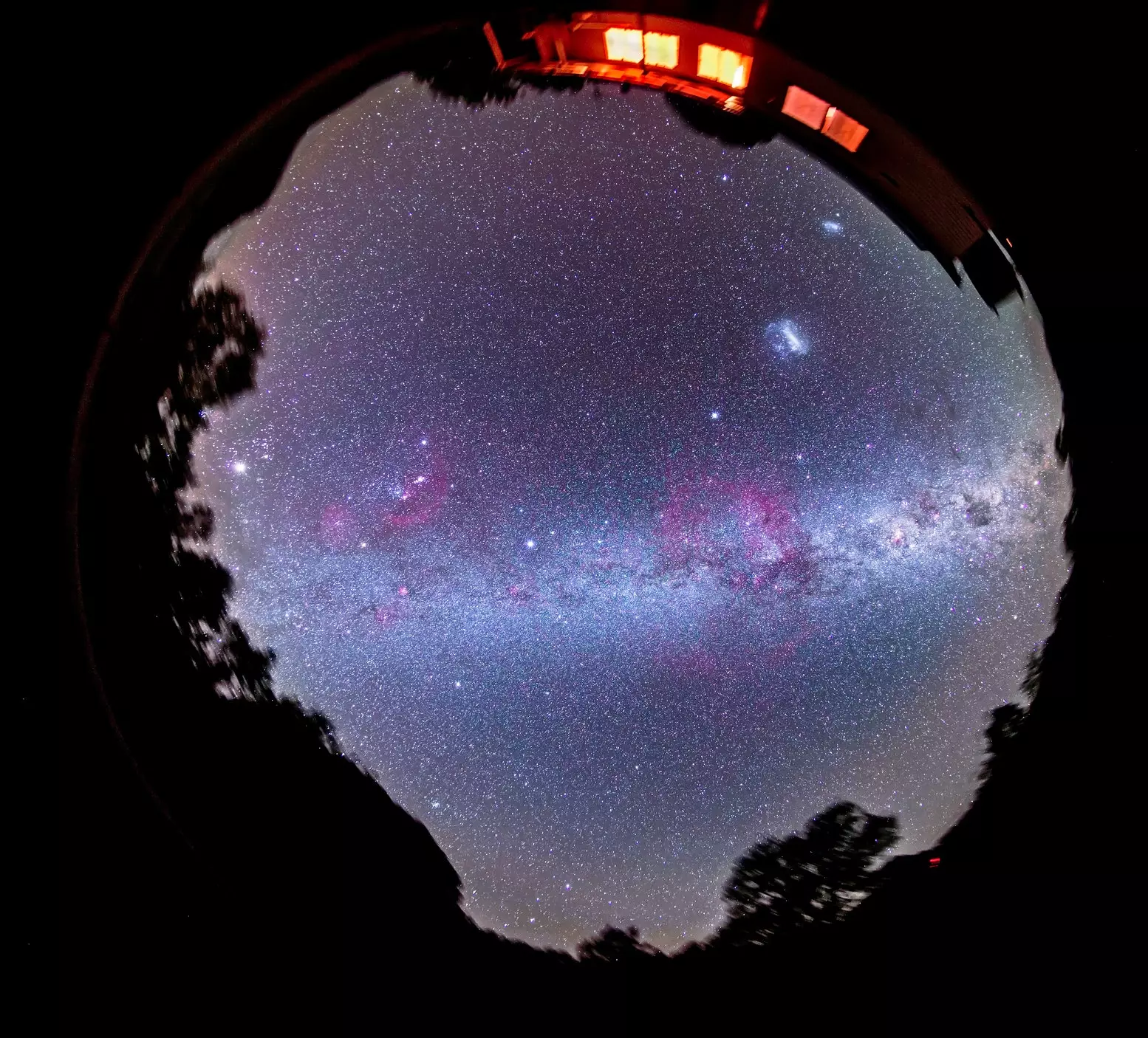 Imatge 360 del cel del sud des de Coonabarabran Austràlia amb diversos planetes i estrelles visibles a la Via Lctea.