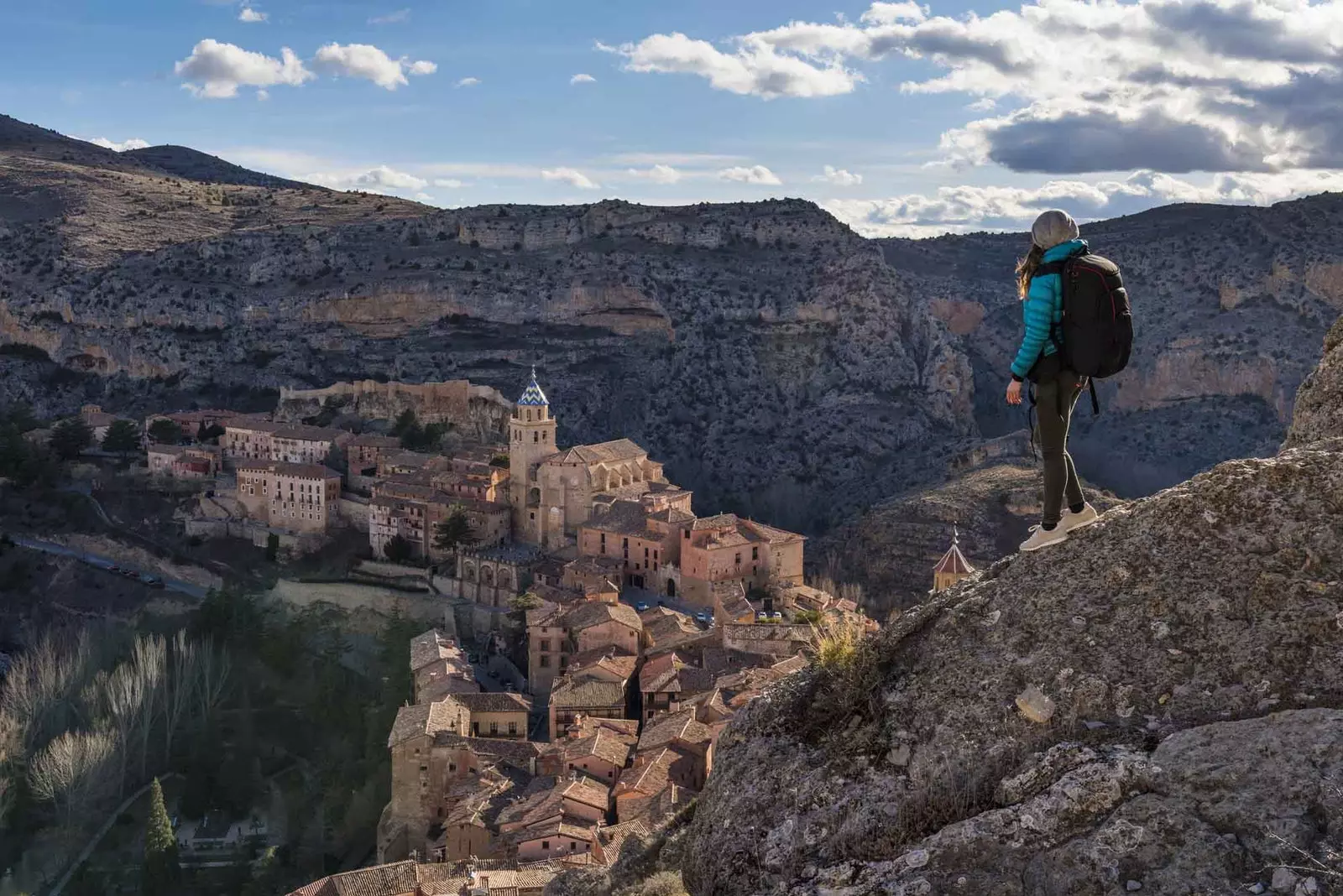 albarracin από μακριά με ένα κορίτσι σε πρώτο πλάνο