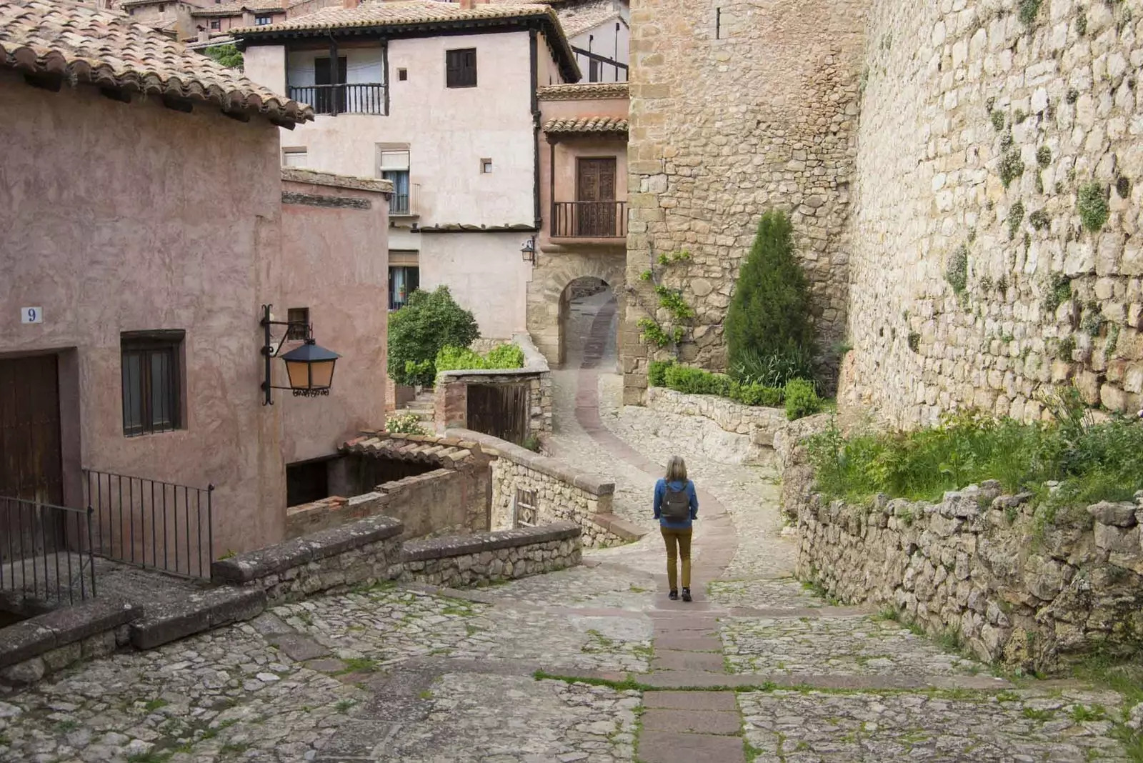 cailín i sráideanna albarracin