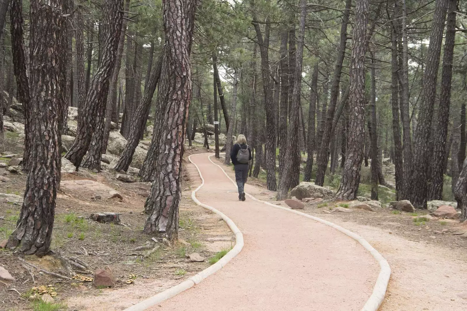 menina caminhando em Albarcin