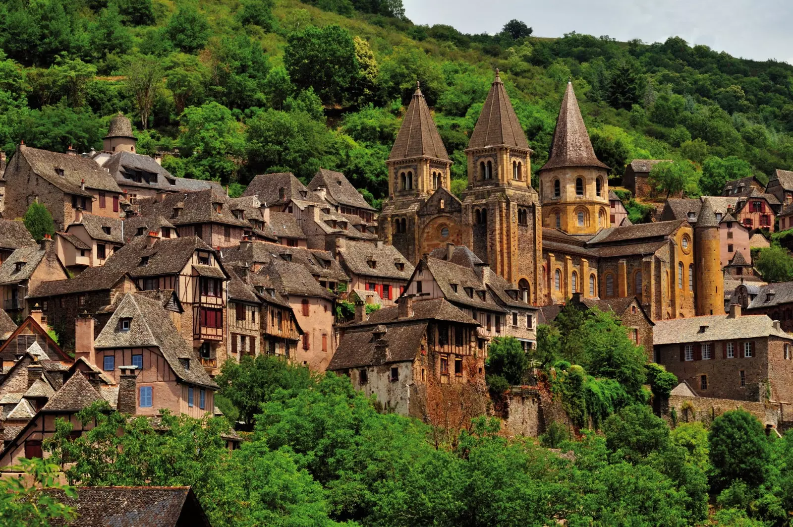 Rruga e Le Puy kalon nëpër Conques, një nga fshatrat më të bukur në Francë.