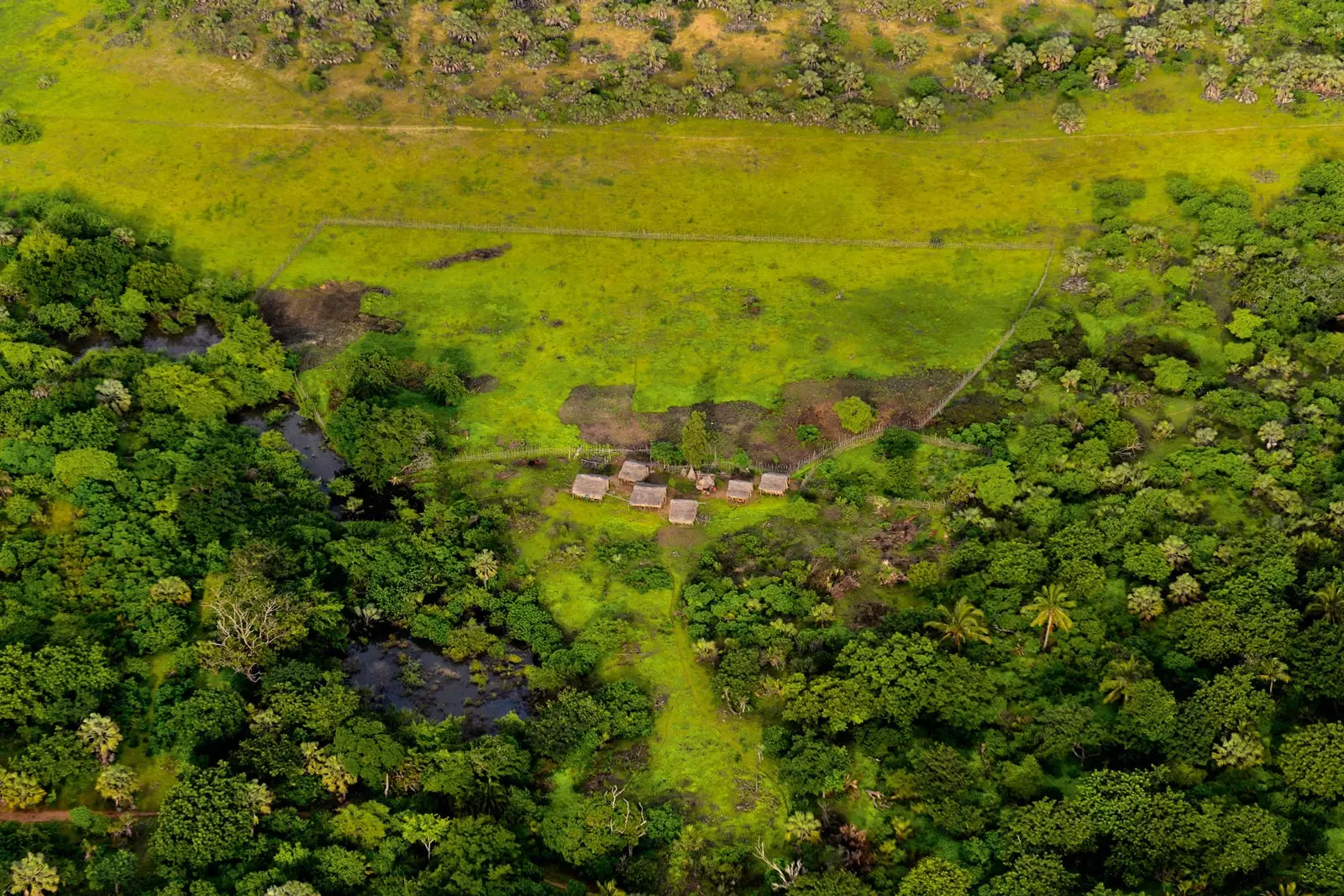 Veduta mill-ajru ta 'villaġġ żgħir tal-Madagaskar fuq il-kosta tal-lvant tal-Madagaskar