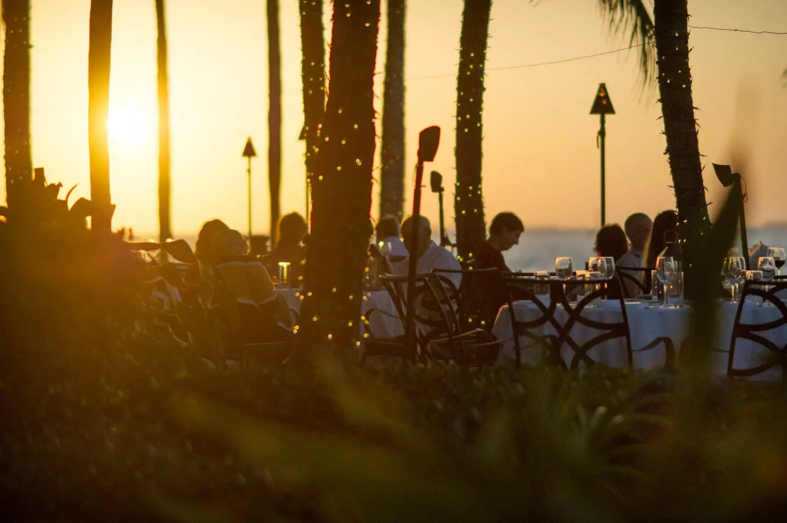 Latitudes, um restaurante com vista para o mar onde se pode jantar à noite.