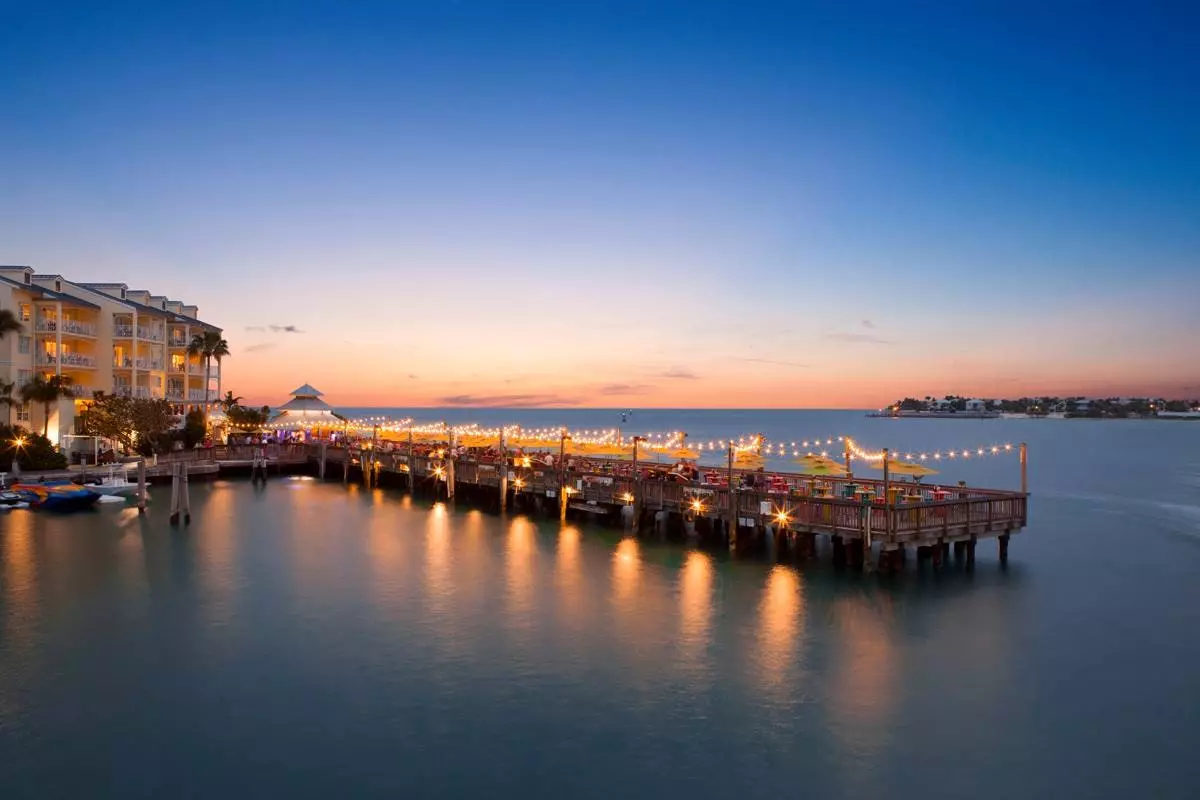 Passeja per Mallory Square i prateu a Sunset Pier a prendre un margarida.