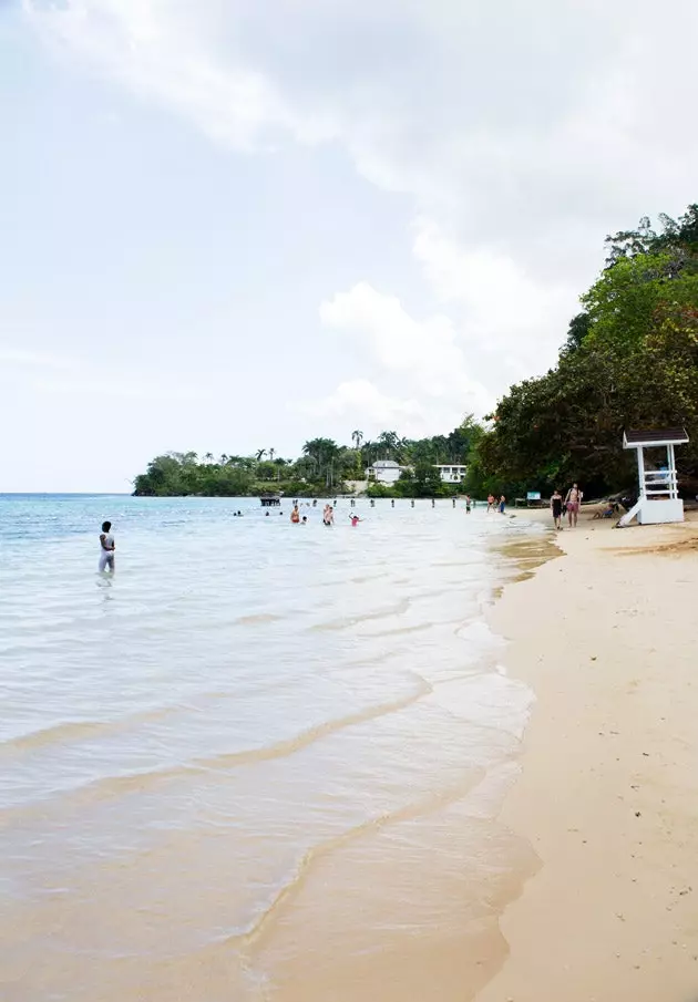 Pantai di tepi Dunn's River Falls