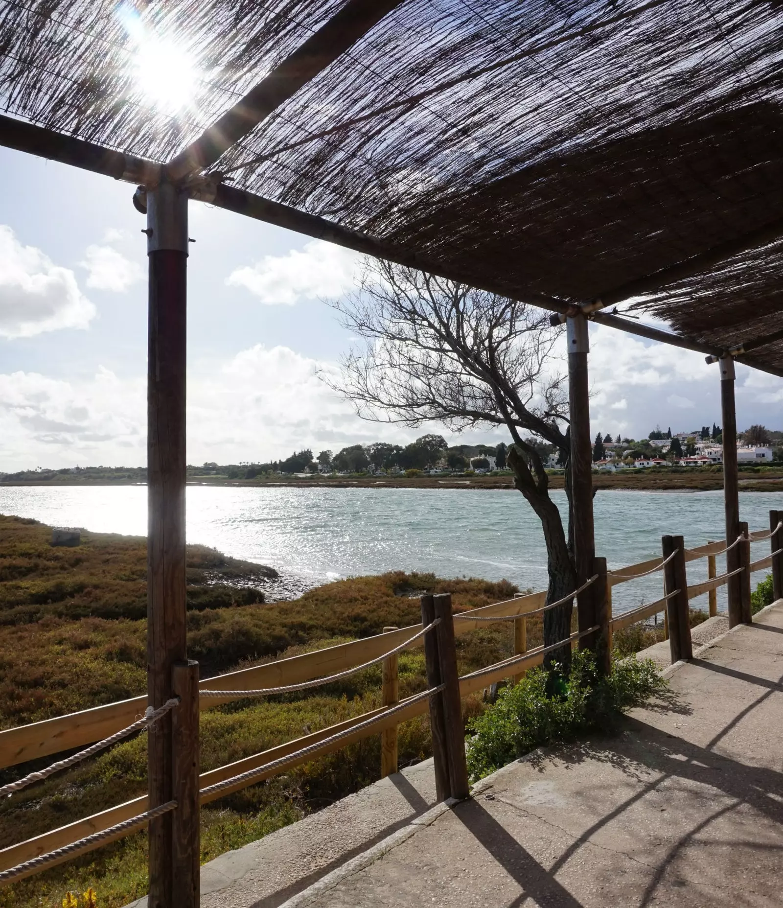 Bella stazione del mini-treno che porta a Praia do Barril con vista sull'estuario e sul continente.