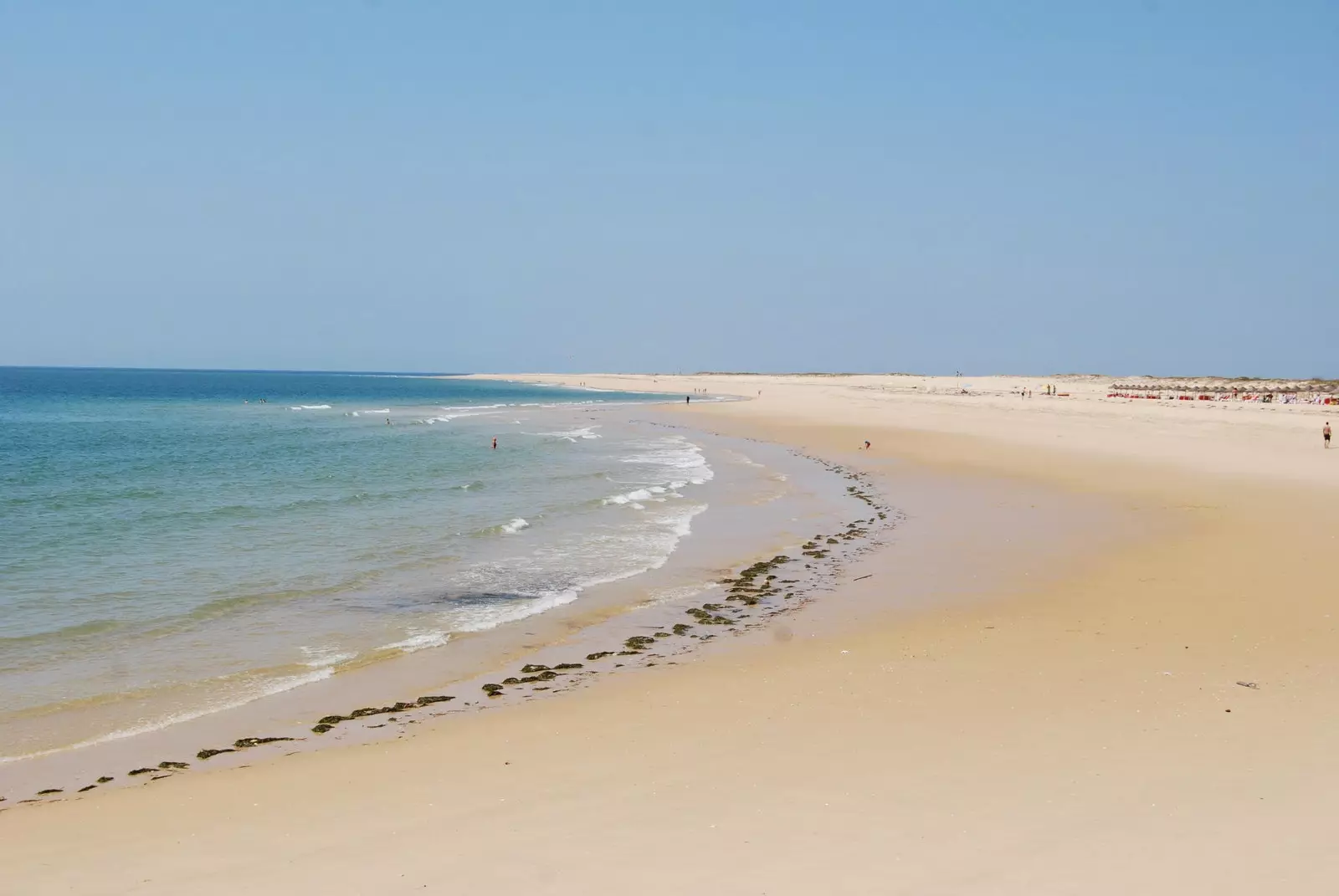 Tá limistéar nudist ag an Praia da Barreta dochreidte agus fiáin ar Oileán Desert.