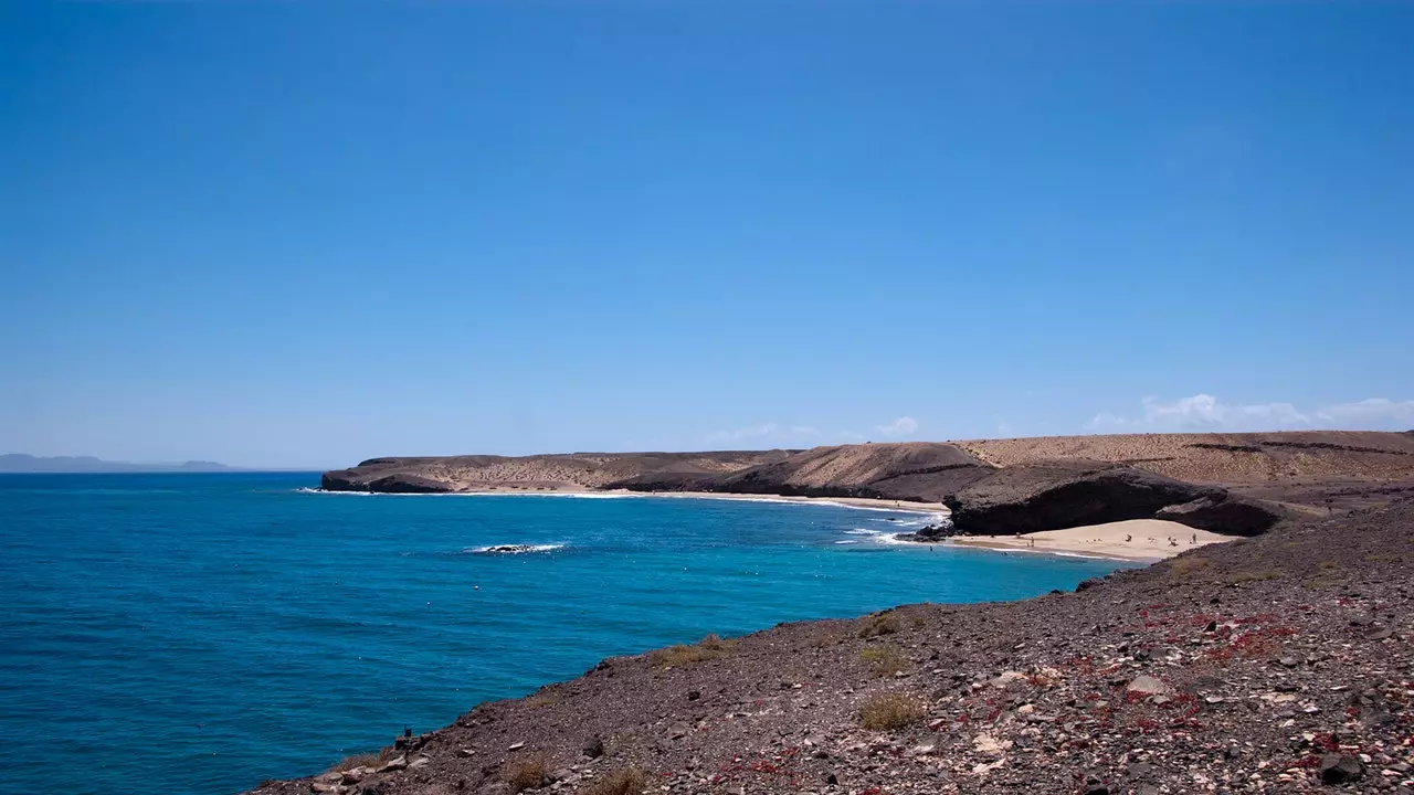 På den här stranden på Lanzarote stannar klockan (och kläderna försvinner)