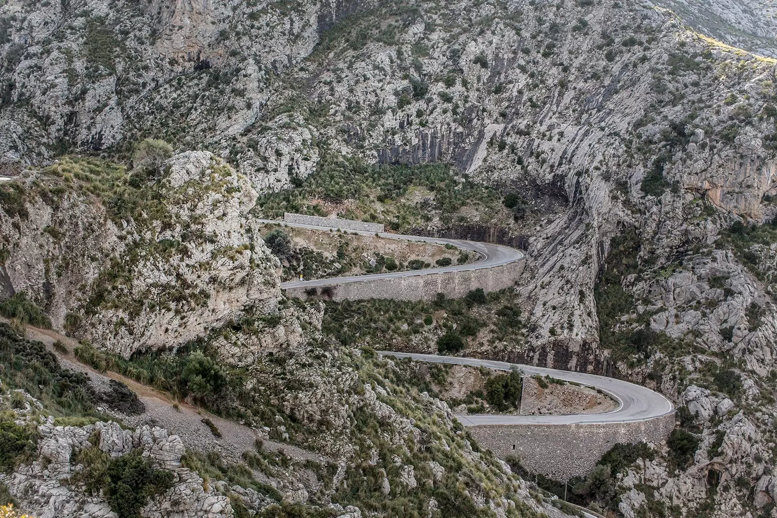 Sa Calobra 도로는 Tramuntana 산에 숨겨져 있습니다.