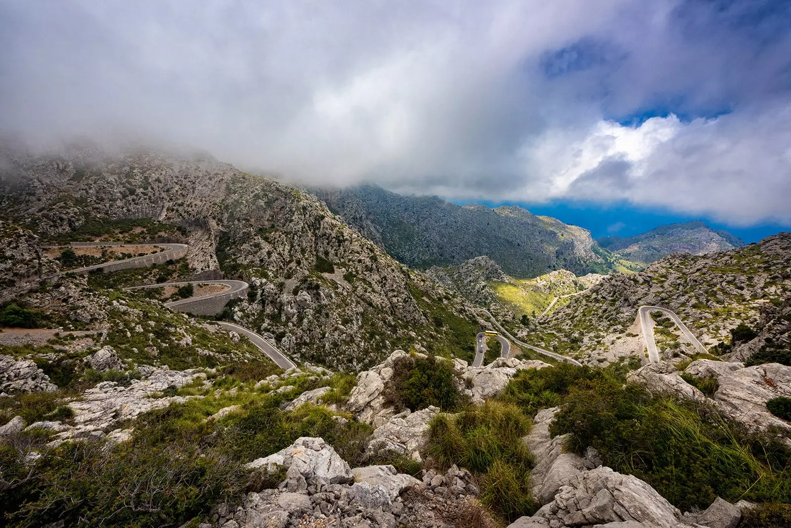 Sa Calobra လမ်းသည် Tramuntana တောင်များတွင် ဝှက်ထားသည်။