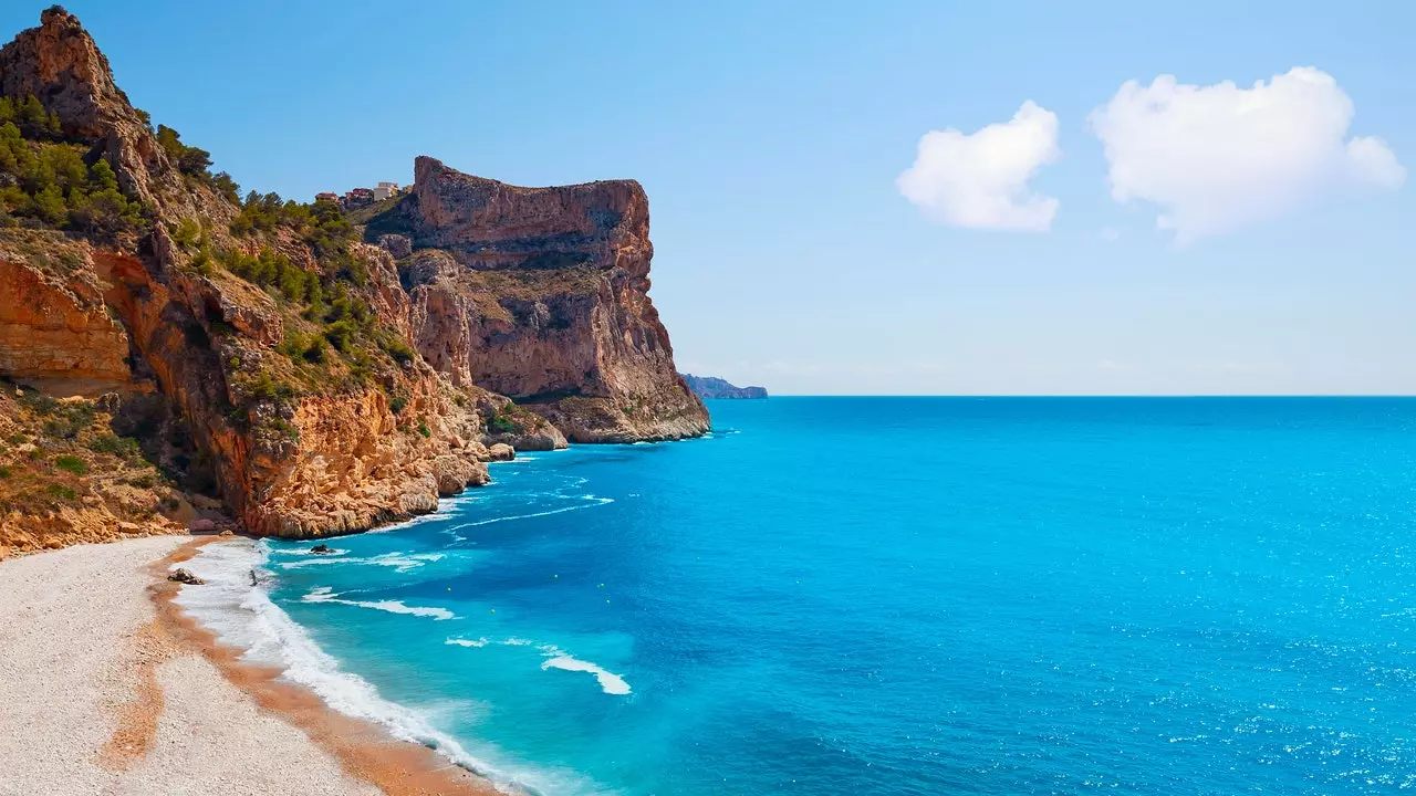 Cala del Moraig: ufukwe wa paradisiacal Alicante wenye uwezo wa kubeba watu 400 kwa siku