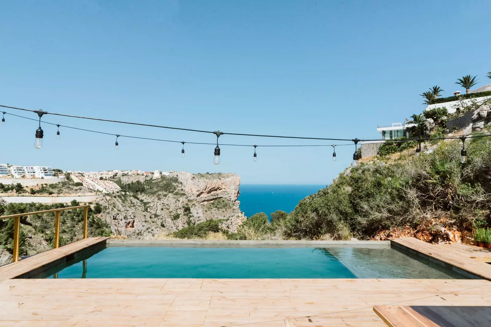 So sieht der Surf-Glamping-Komplex von DreamSea in Alicante aus