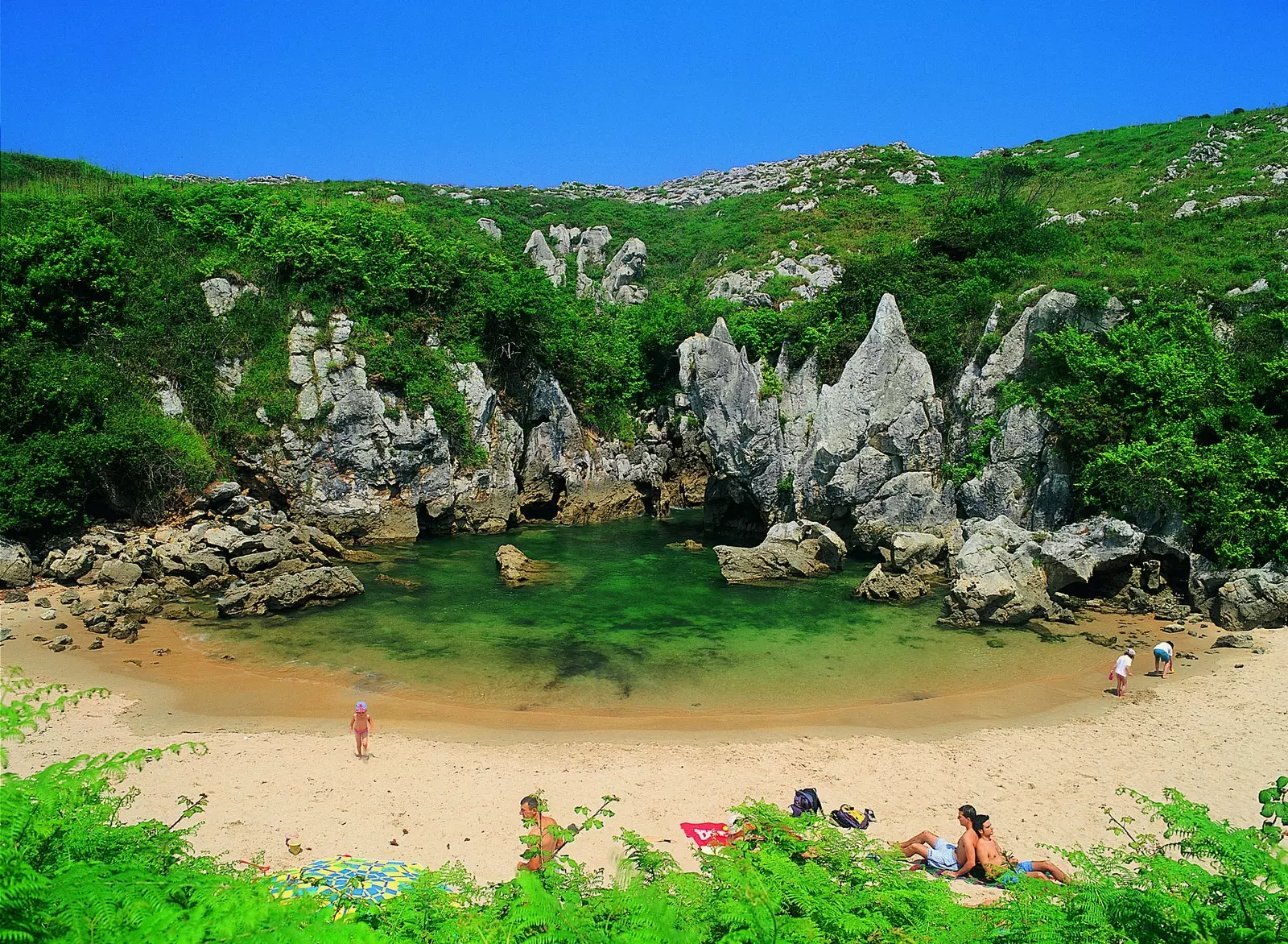 Sur la plage de Gulpiyuri, vous pouvez entendre le grondement de la mer Cantabrique de l'autre côté de la falaise.