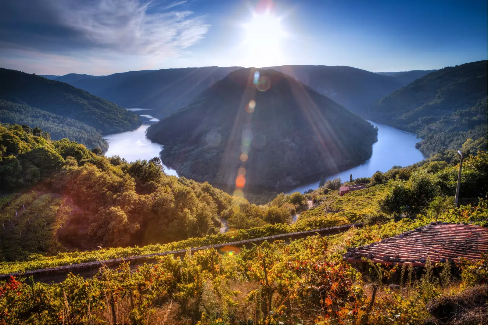 Oder Cabo do Mundo, ein Mäander, der den Miño mit einem Aussichtspunkt zieht, von dem aus man den Weinanbau auf Terrassen bestaunen kann.