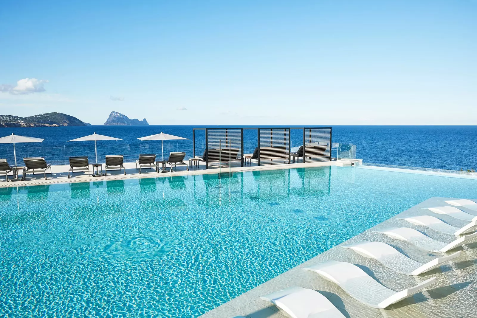 7Pines Kempinski Ibiza — бесконечный пейзажный бассейн