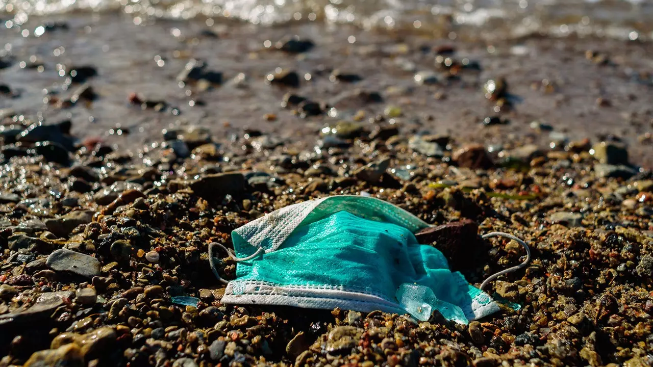 Più mascherine in mare che in bocca: la pandemia in arrivo