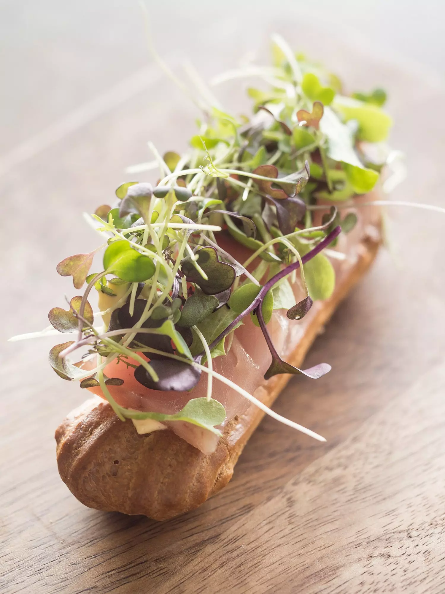 Zoute eclair van halfgezouten bonito pesto van gerookte aubergine en avocado uit Tula