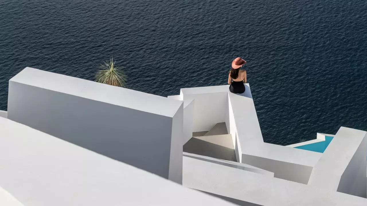 Ta hotel je starodavne jame spremenil v sobe s pogledom na morje Santorini