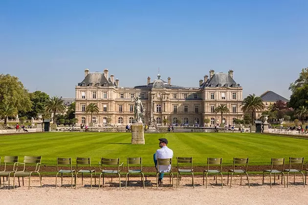 Things you will see on the street that will let you know you are in Paris