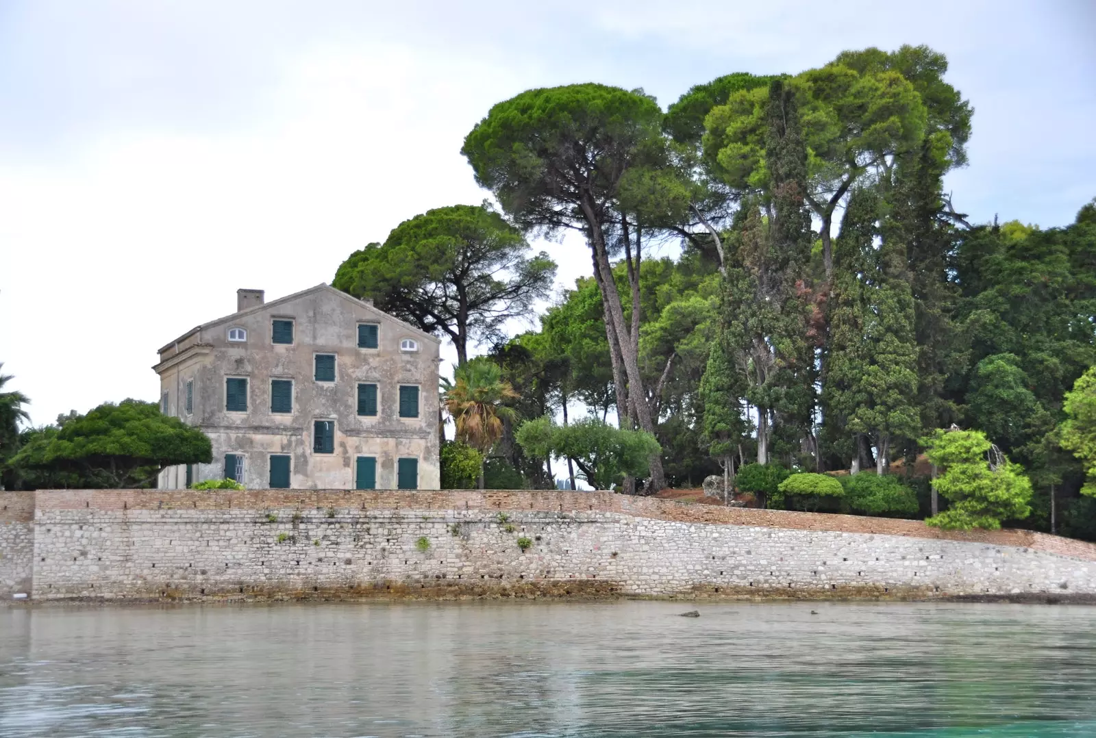 Rumah keluarga Durrell dalam serial televisi Villa Posillipo.