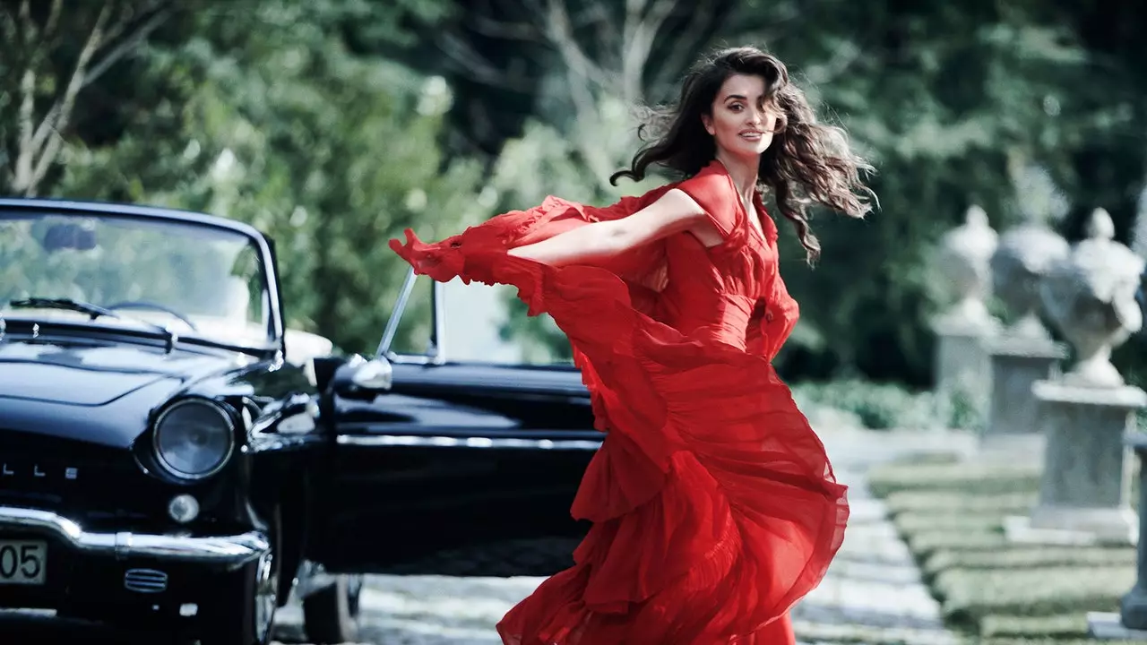 Penelope Cruz afferra la macchina fotografica nel numero di aprile di Vogue Spagna