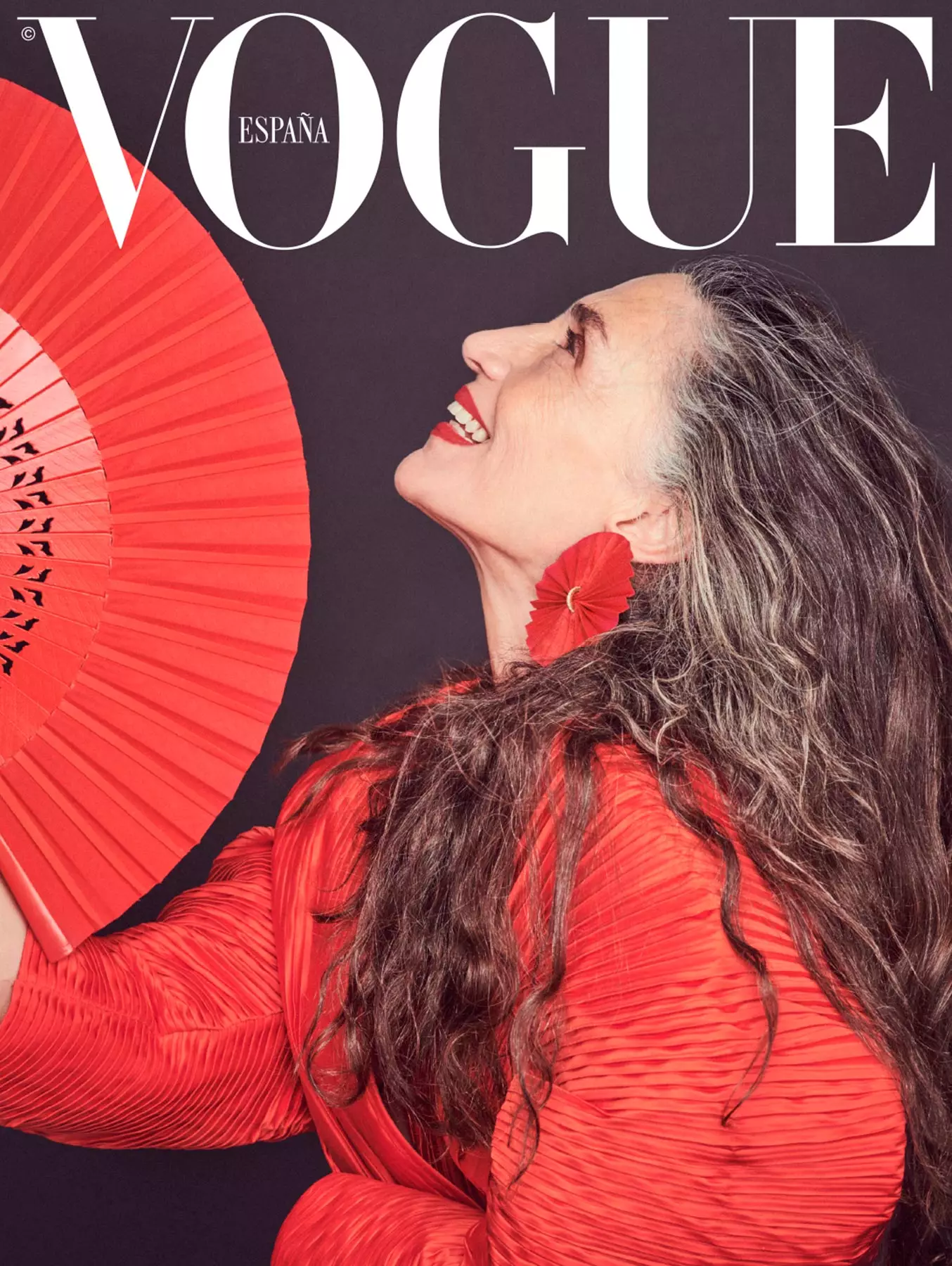 Imagem interna da edição de abril de 2019 da Vogue Espanha. Ángela Molina com terno Gucci e leque Tamara...