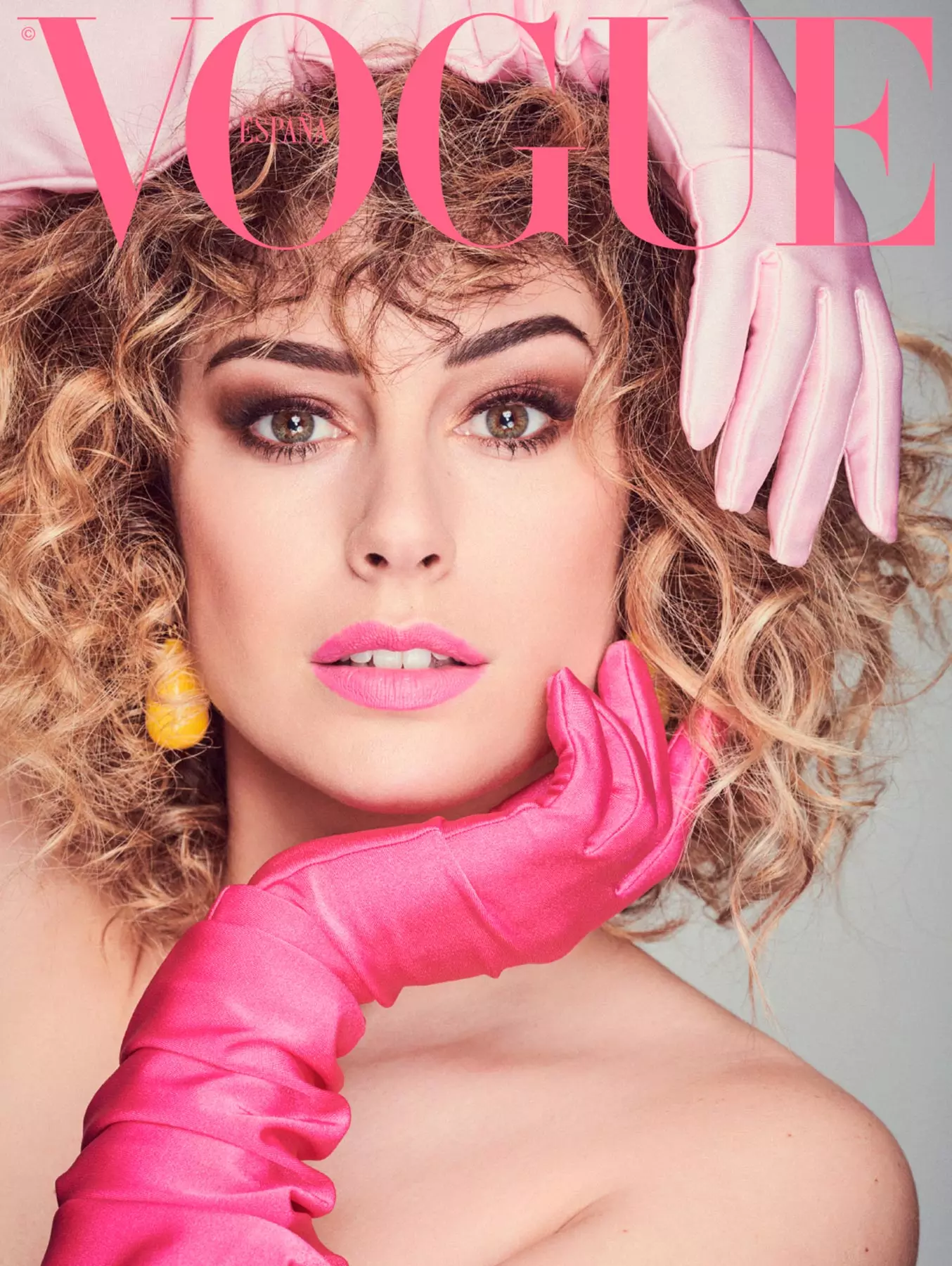 Gambar bagian dalam majalah Vogue Spain edisi April 2019. Blanca Surez dengan Glove Varad sarung tangan dan anting dari...